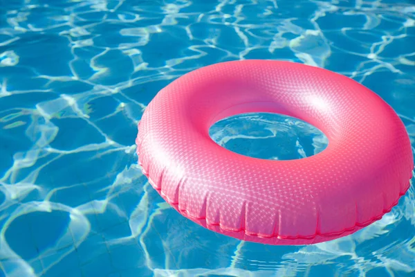 Plovoucí kruh na modré vody swimpool — Stock fotografie