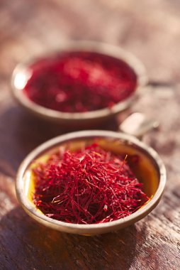 Eski tabaklardaki safran iplikleri