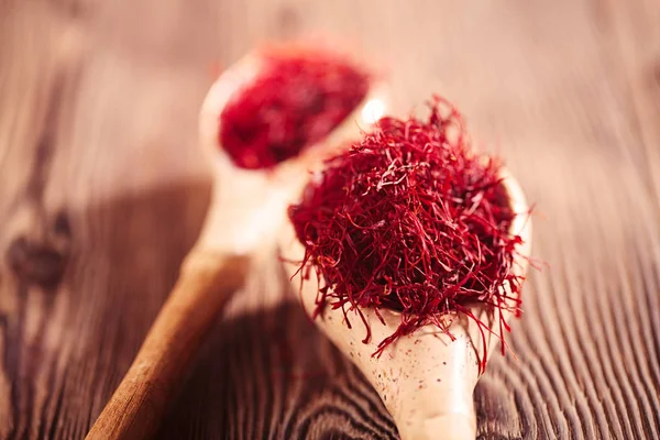 Saffron threads  with vintage spoons — Stock Photo, Image