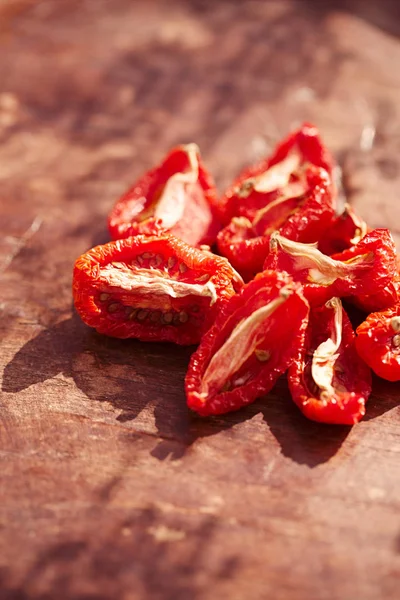 Soltørkede tomater på årgang – stockfoto