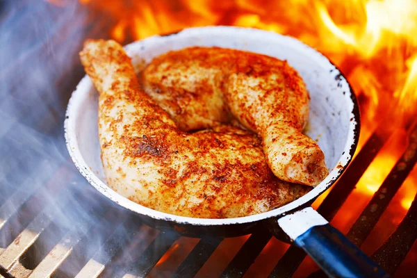 Kyllingeben Krydret Med Speciel Krydderiblanding Bbq Grill Med Flamme - Stock-foto