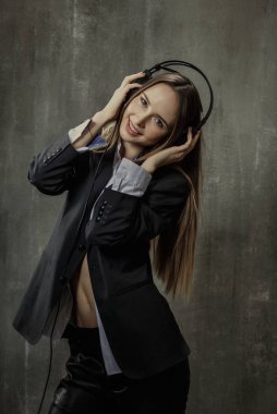 Seksi kız klasik ceket ve gömlek onun hea kulaklıklar ile