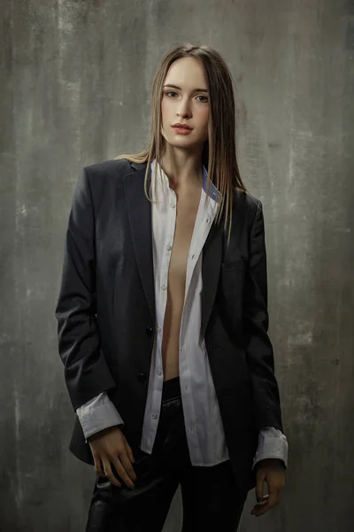 Muotokuva seksikäs tyttö klassinen takki ja paita seisoo jälleen — kuvapankkivalokuva