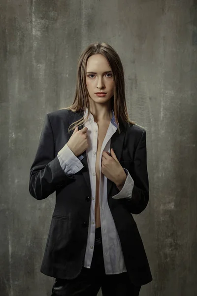 Porträtt av sexig tjej i klassiska jacka och skjorta står igen — Stockfoto