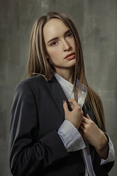 Klasik ceket ve gömlek tekrar ayakta seksi kız portresi — Stok fotoğraf