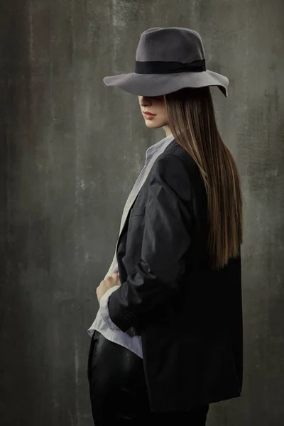 性感的女孩，在经典夹克、 衬衫和一顶帽子上他的肖像 — 图库照片