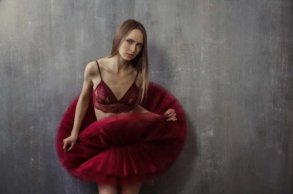 Ritratto di ragazza magra in un tutù rosso che è contro la b — Foto Stock