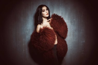 büyük kırmızı ve kabarık ceket genç kız güzel duruyor 