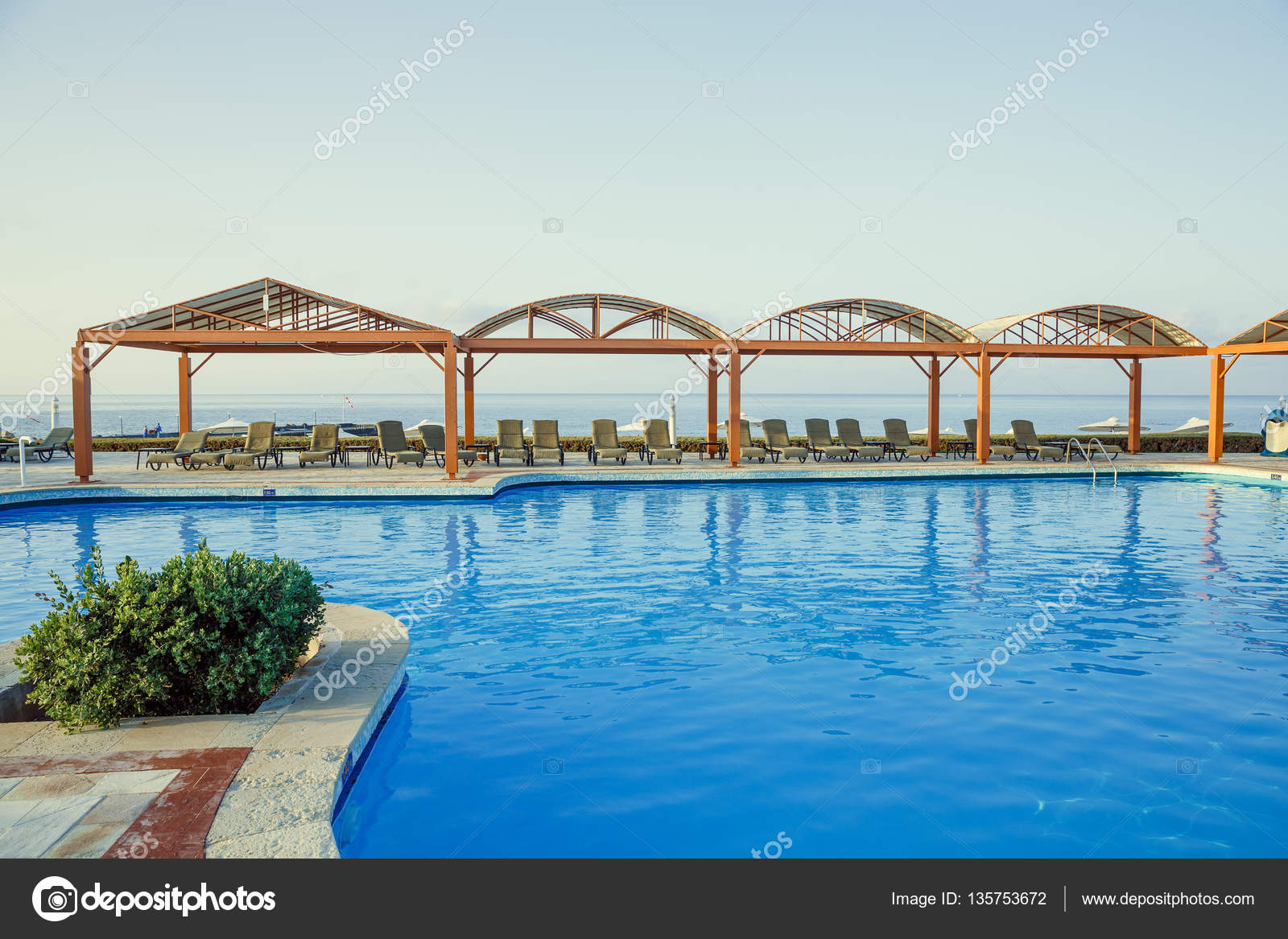 Piscina di acqua salata, hotel in grecia, che si affaccia sul mar ... Piscina acqua salata
