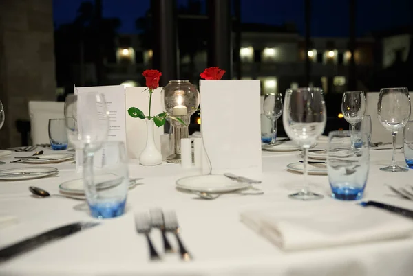 Roundtable serviert Restaurant am Abend, mit Blumen und C — Stockfoto