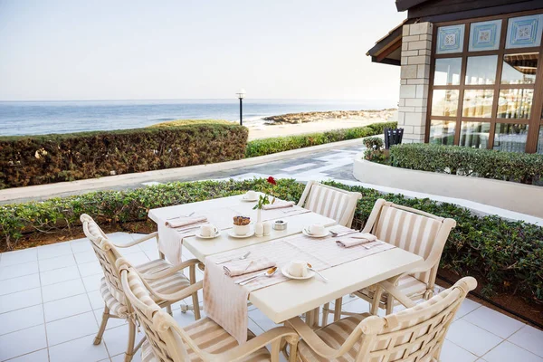 Instelling van de tabel met restaurant, met heldere kleuren en de stijl van Pr — Stockfoto