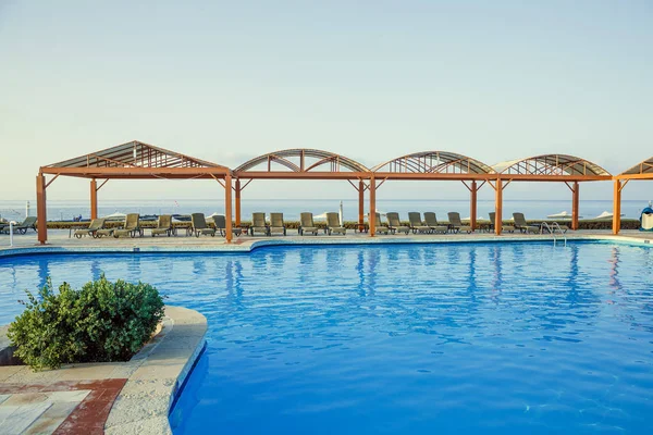 Piscina de agua salada, hotel en Grecia, con vistas al mar Egeo, ingenio —  Fotos de Stock