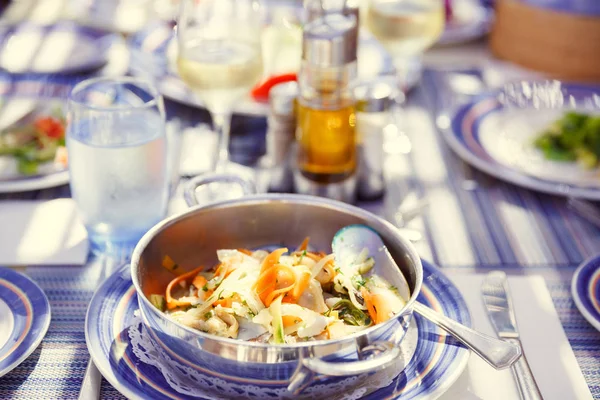 Gericht mit Miesmuscheln und Gemüse in einer Metallpfanne auf dem servierten ta — Stockfoto