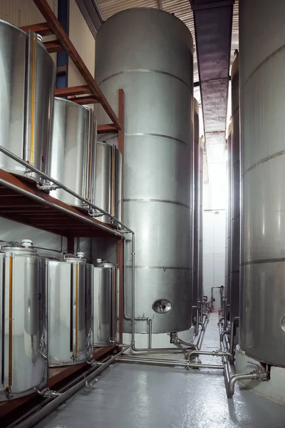 橄榄油在不锈钢桶存放仓库的内部 — 图库照片