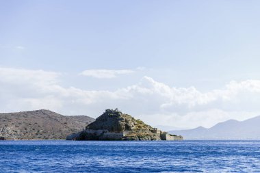 Spinalonga ada 10 Ekim 2016 mavi bir arka plan 