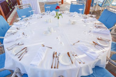 restoranda, bir yuvarlak masa servis 12 kisilik görünümü fro