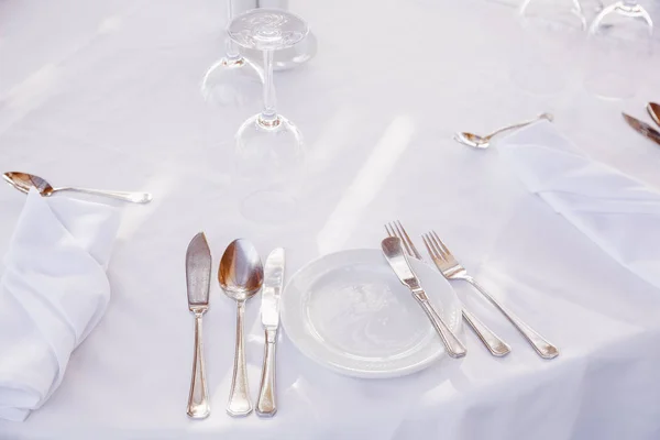 Tischdekoration mit weißer Tischdecke im Restaurant — Stockfoto