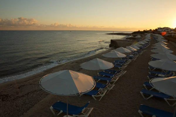 Hotel beach on the beach with sun beds and umbrellas at sunrise — Stock Photo, Image