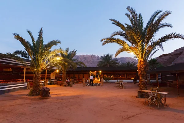 Restaurante beduino con palmeras en Wadi Rum desert, Jordania —  Fotos de Stock