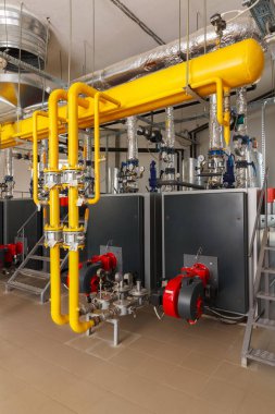 Birçok borular ve kaynatın ile endüstriyel gaz Kazan ev iç