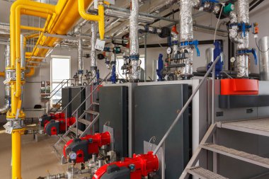 Birçok borular ve kaynatın ile endüstriyel gaz Kazan ev iç