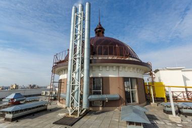 Yüksek katlı yapı çatıda baca ile gaz Kazan ev