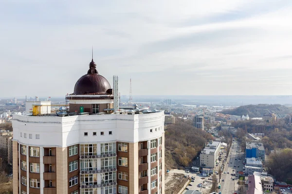 Ketelhuis gas met een schoorsteen op het dak van een hoogbouw bouwen — Stockfoto