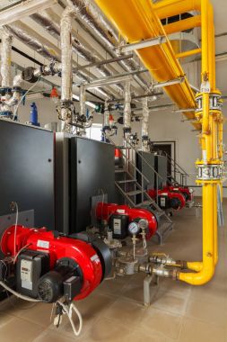 Birçok borular ve kaynatın ile endüstriyel gaz Kazan ev iç