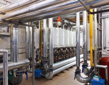 Endüstriyel, gaz Kazan evin bir sürü kazanlar ile iç bir