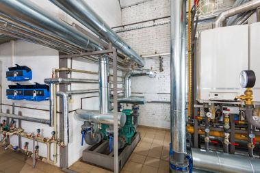 Endüstriyel, gaz Kazan evin bir sürü kazanlar ile iç bir