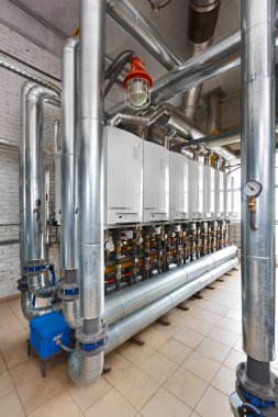 Endüstriyel, gaz Kazan evin bir sürü kazanlar ile iç bir