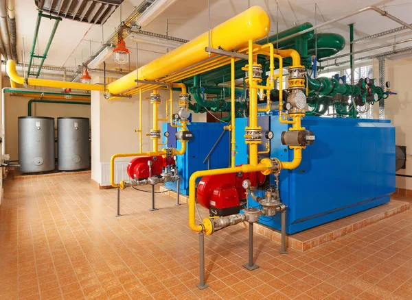 Invändig gas panncentral med en hel del industriella pannor, rör — Stockfoto