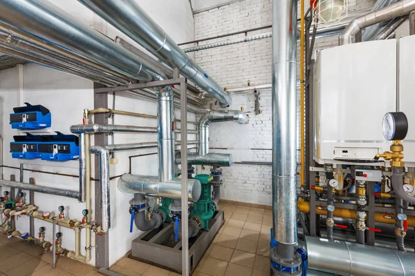 Interior de la industria, casa de calderas de gas con una gran cantidad de calderas a —  Fotos de Stock