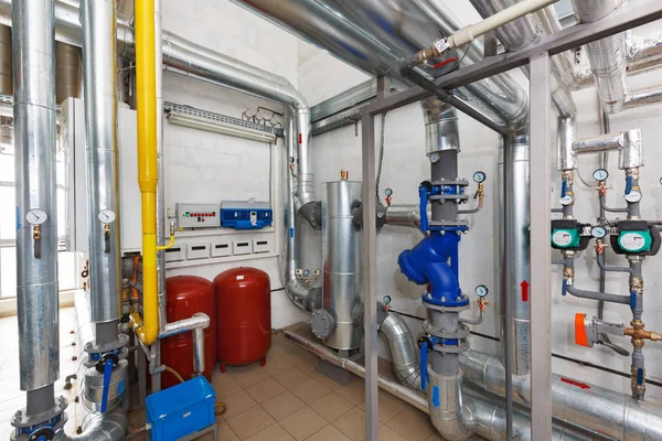 Apparatuur en elektronica van een industrieel gas-ketel plant met Stockfoto