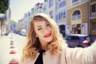 Bir genç kızın bir güneşli eski CI arka plan üzerinde Selphi fotoğraf