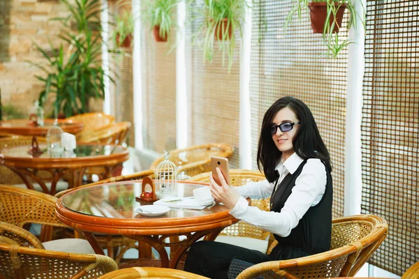 Biznes kobieta o śniadanie w kawiarni z kawy, nie jest — Zdjęcie stockowe