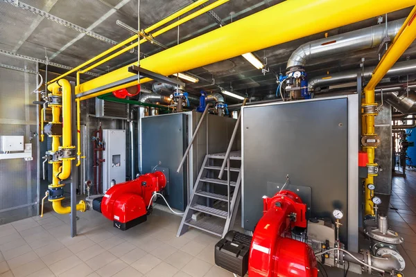 El interior de una moderna casa de calderas de gas con calderas, bombas, v —  Fotos de Stock