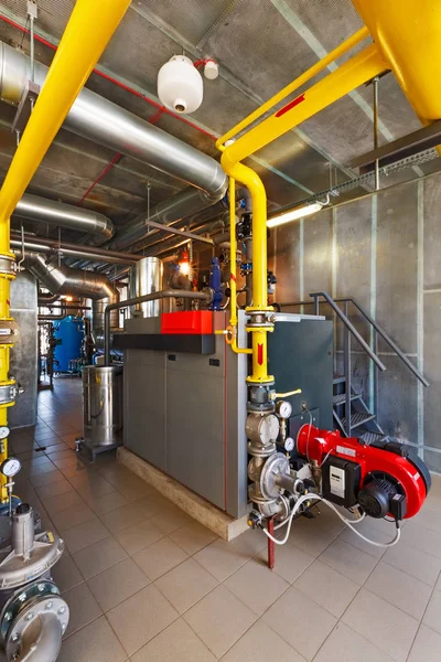 Das Innere eines modernen Gaskesselhauses mit Boilern, Pumpen, — Stockfoto