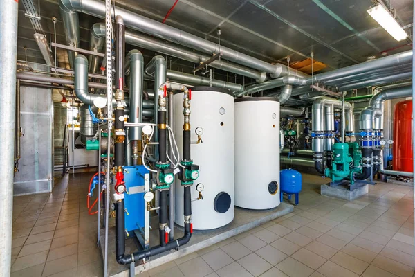 L'intérieur d'une chaufferie à gaz moderne avec pompes, vannes, un — Photo