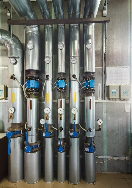 Технологический блок современной газовой котельной с насосами, клапаном — стоковое фото