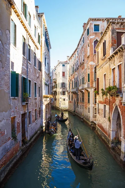 25 février 2017. Venise rue avec gondoles ; Bateaux et maisons — Photo