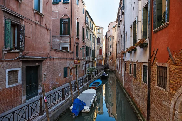 25 février 2017. Venise rue avec gondoles ; Bateaux et maisons — Photo