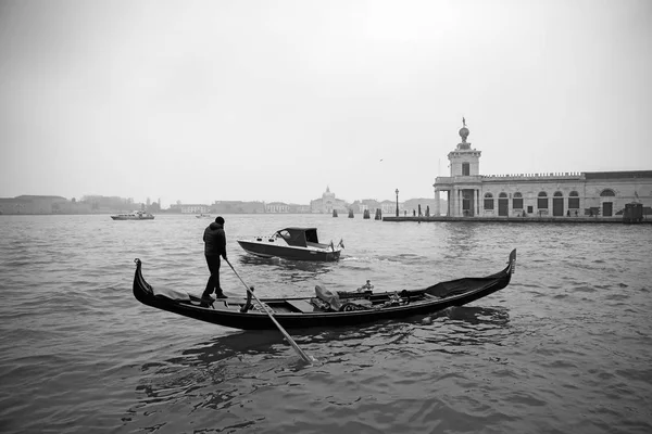 Italie ; Venise, 24.02.2017. Photo noir et blanc avec gondole, r — Photo