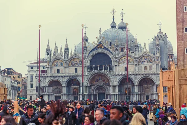 Itália; Veneza, 24.02.2017. Praça de São Marcos no dia do c — Fotografia de Stock