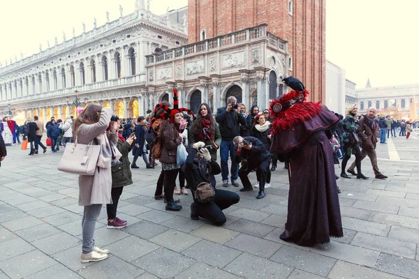 Itália; Veneza, 24.02.2017. Muitas pessoas tiram fotos de um homem em — Fotografia de Stock