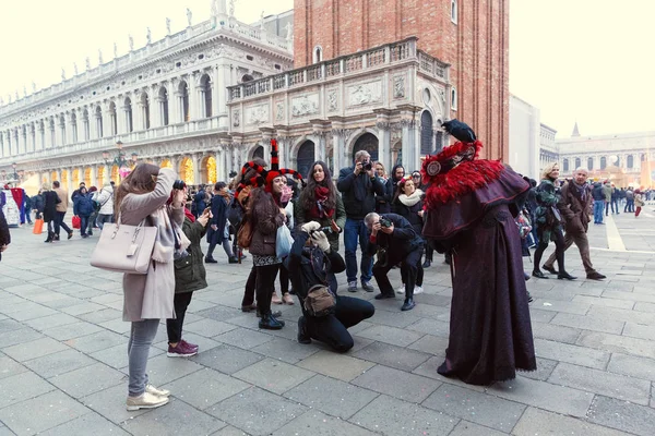Itálie; Benátky, 24.02.2017. Mnoho lidí fotit muže v Royalty Free Stock Fotografie