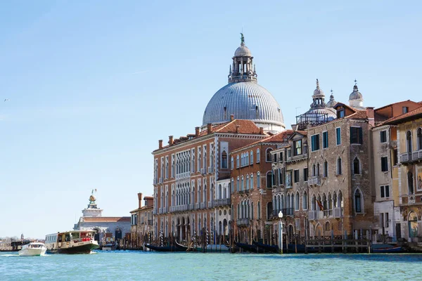 Italie, Venise, 25 février 2017. Une rue à Venise avec un vieux hou — Photo