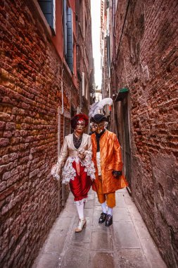 İtalya, Venedik, 25 Şubat 2017. Bir erkek ve bir kadın karnaval 