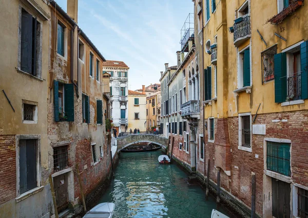 Italie, Venise, 25 février 2017. Une rue à Venise avec des bateaux , — Photo