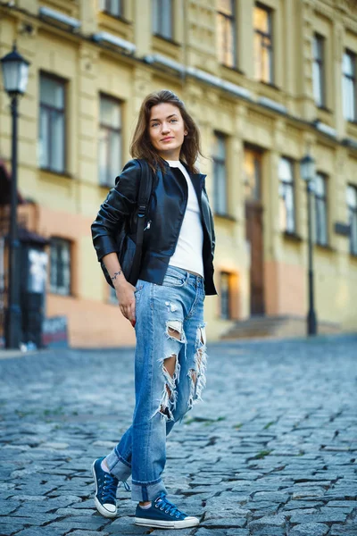 Spor ayakkabı, kot pantolon ve bir deri ceket, bir kız bir şehir standları 